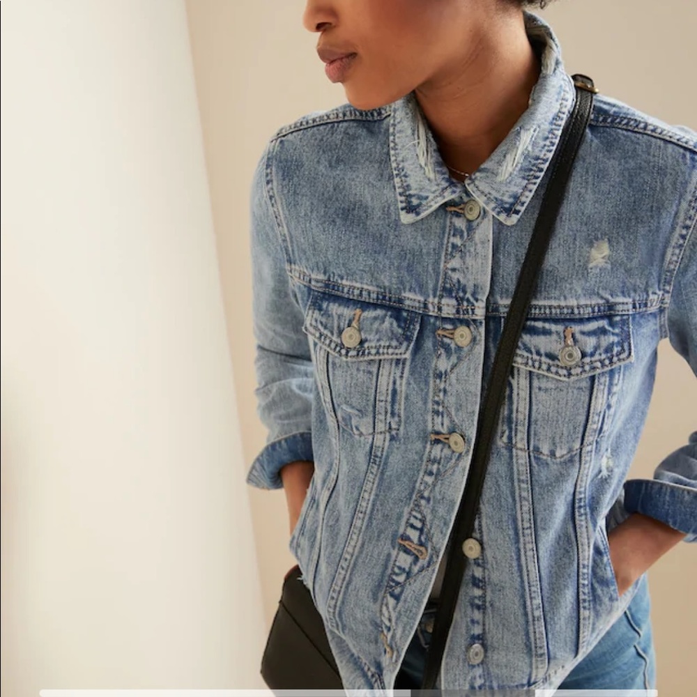 Old navy distressed women’s jean jacket XS NWT